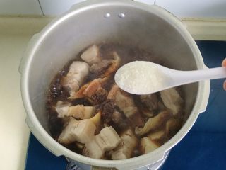 17、清明时令菜-毛笋烧肉,加入白糖