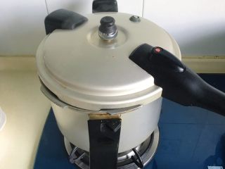 18、清明时令菜-毛笋烧肉,盖子不用盖紧，大火煮开后转中小火慢慢炖煮