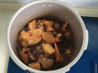 19、清明时令菜-毛笋烧肉,煮至上色入味即可，不用添加其他调味料