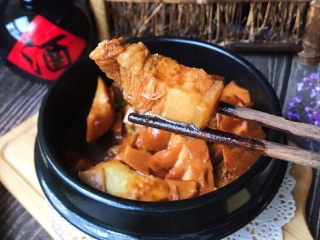 21、清明时令菜-毛笋烧肉,五花肉油而不腻，吸收了毛笋的鲜甜……