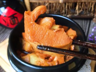 22、清明时令菜-毛笋烧肉,毛笋很好的吸收了肉汁的油润，一口咬下去特别香甜可口……