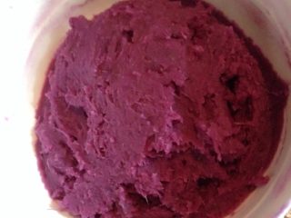 2、紫薯卷,蒸熟的紫薯片剥去皮，放容器里根据个人口味趁热加入适量白糖碾压成紫薯泥，薯泥陷里可以加入一点熟油或猪油口感更细滑