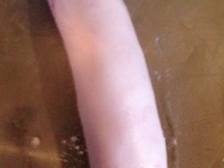 4、紫薯卷,把揉好的糯米粉团揉成长条，分成一个一个小节子，取一个小节子搓成糯米球用拇指在中间压个小坑酿入紫薯馅，再收口揉搓成丸子状（此步骤同包汤圆），再将丸子接着搓成长条状放一边待炸