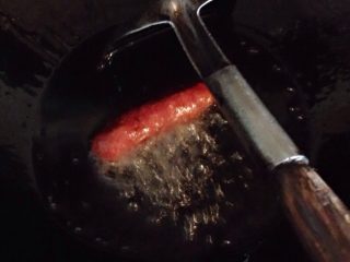 5、紫薯卷,热锅倒入适量油，待油温七成热时改小火，下紫薯卷炸片刻，炸的过程中要不停翻动