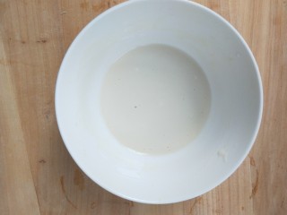 2、复刻街头美食～网厨第一个肉蛋堡,静置半小时～40分钟，面糊不能太稠也不能太稀，提起刮刀时，面糊会自然往下流淌最好。