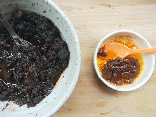 5、复刻街头美食～网厨第一个肉蛋堡,准备自己喜欢的酱。