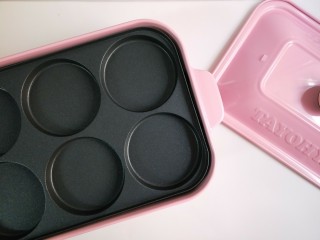 6、复刻街头美食～网厨第一个肉蛋堡,我这次用的是多样屋妙厨锅火锅烧烤一体锅，因为有六圆盘，可以直接一次性做一家人的。这次为了拍照方便就操作一份肉蛋堡给朋友们！