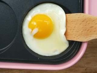 12、复刻街头美食～网厨第一个肉蛋堡,看底部凝固了，就可以用工具把鸡蛋慢慢铲起，用夹子也可以。