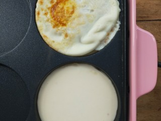 14、复刻街头美食～网厨第一个肉蛋堡,接着再给一个圆盘也倒适量面糊。