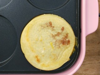 16、复刻街头美食～网厨第一个肉蛋堡,轻轻压一下，让底部的面糊紧紧的包裹刚刚放入的蛋堡。