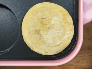 17、复刻街头美食～网厨第一个肉蛋堡,中火煎烤一会，坐等美味的肉蛋堡出锅吧。