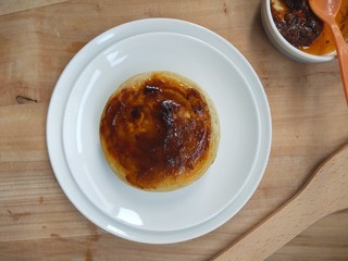 19、复刻街头美食～网厨第一个肉蛋堡,刷上自己喜欢的酱汁。