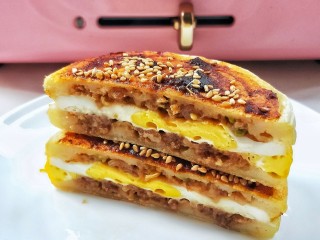 21、复刻街头美食～网厨第一个肉蛋堡,对半切开，香喷喷的饼皮，咬一口，满口肉香，好满足！