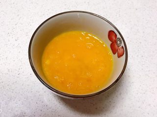 2、黑芝麻汤圆厚蛋烧,把鸡蛋打入碗中,调匀