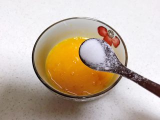 3、黑芝麻汤圆厚蛋烧,加入1克精盐,调匀