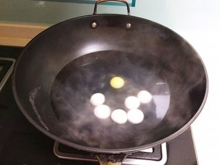 4、黑芝麻汤圆厚蛋烧,锅里加入冷水,烧开后放入汤圆,煮至汤圆漂浮起来,汤圆就熟了