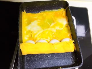 9、黑芝麻汤圆厚蛋烧,把汤圆用鸡蛋卷起来