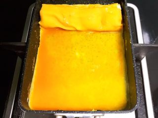 11、黑芝麻汤圆厚蛋烧,再加入剩下的鸡蛋液,继续把汤圆再包裹一层