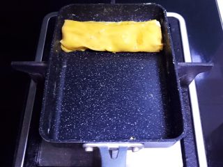 10、黑芝麻汤圆厚蛋烧,第一层包好了