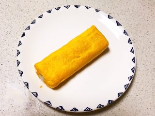 13、黑芝麻汤圆厚蛋烧,把汤圆厚蛋烧盛出来,稍微晾一下