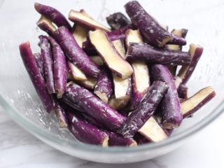 5、泰式酱烧茄子,加入一汤匙淀粉抓匀，静置一会儿。