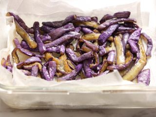 7、泰式酱烧茄子,用厨房纸吸去茄条上多余的油。