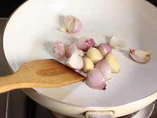 8、泰式酱烧茄子,炒锅放二勺炸茄子的油，加热至5成热，中小火将蒜瓣、红葱头煸香至金黄色。