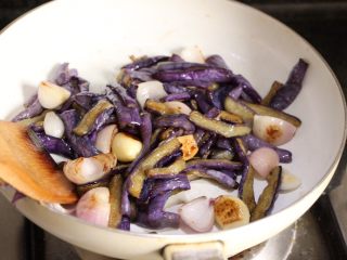 9、泰式酱烧茄子,锅中放入茄子翻炒。