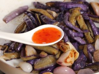10、泰式酱烧茄子,加米酒、泰国甜辣酱、少许盐翻炒均匀。