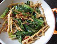 16、传统水煮牛肉,盛出放在盘底