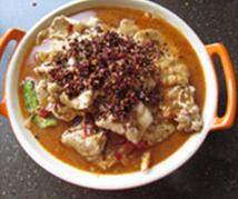 23、传统水煮牛肉,连同汤汁一起到在蔬菜上并 撒上适量麻辣酥