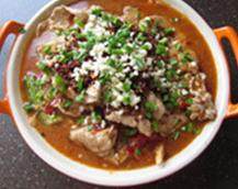 24、传统水煮牛肉,再放上青蒜苗粒和另一半大蒜末