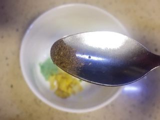 5、#年味儿#开胃爽口菜拌花藕,放入五香粉