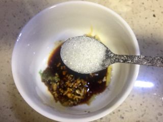 11、#年味儿#开胃爽口菜拌花藕,放入白糖