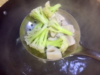 17、#年味儿#开胃爽口菜拌花藕,喜欢吃脆脆的口味断生即可捞出