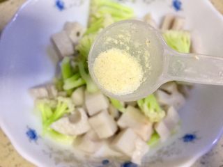 19、#年味儿#开胃爽口菜拌花藕,沥干水加入调味盐