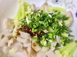 21、#年味儿#开胃爽口菜拌花藕,再把韭菜倒入碗里,拌匀