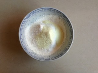 1、小鸡烧果子,低筋面粉，泡打粉，奶粉过筛一次。