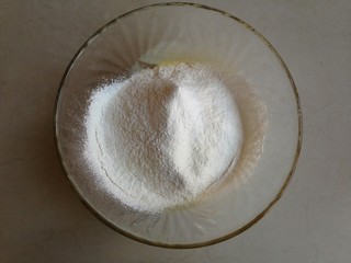 3、小鸡烧果子,再将粉类过筛到蛋黄液里。