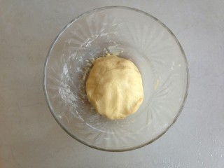 4、小鸡烧果子,捏成面团，盖保鲜膜，放冰箱冷藏保存30分钟以上。