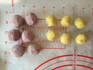 5、小鸡烧果子,在冷藏过程中将馅料分成每个15克左右。馅料随你喜欢，我这里做的是番薯馅，但不要用含水量过多的馅料。