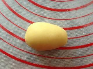 9、小鸡烧果子,搓成如图形状，一边大一边小。