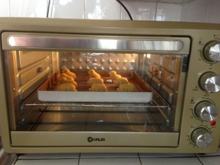 11、小鸡烧果子,将烤盘放进已经预热好170度的烤箱中层，烘烤13到15分钟左右。各型号烤箱脾气不同，时间和温度仅供参考。