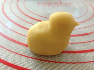 10、小鸡烧果子,然后用虎口慢慢将小的一边向上捏，再捏出尖尖的嘴巴，捏成小鸡的模样。全部做好后，用可可液（适量水加可可粉）或者用黑巧克力笔画出眼睛和小鸡的翅膀。我还另外做了几个小猪。