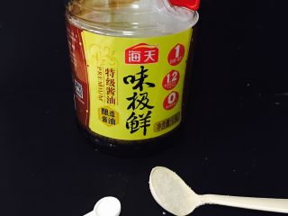 1、小灯笼椒塞肉,糖，生抽，我家用海天。