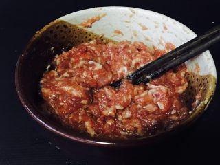 2、小灯笼椒塞肉,加个鸡蛋，顺时针搅拌会，加入生抽，也就是小时候叫的白酱油，不过，以前可没这么鲜。我记得红酱油是0.21元一斤。白酱油是0.15元一斤。加点糖，继续搅拌。放旁边入味。
