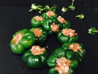 3、小灯笼椒塞肉,灯笼椒洗净，塞肉糜，一点点就塞满了。