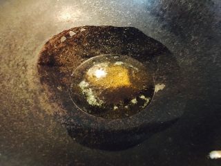 4、小灯笼椒塞肉,热锅倒油。