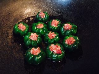 5、小灯笼椒塞肉,为了拍照，所以排放整齐。