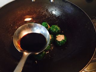 6、小灯笼椒塞肉,加了老抽，烧好，感觉也没放多。